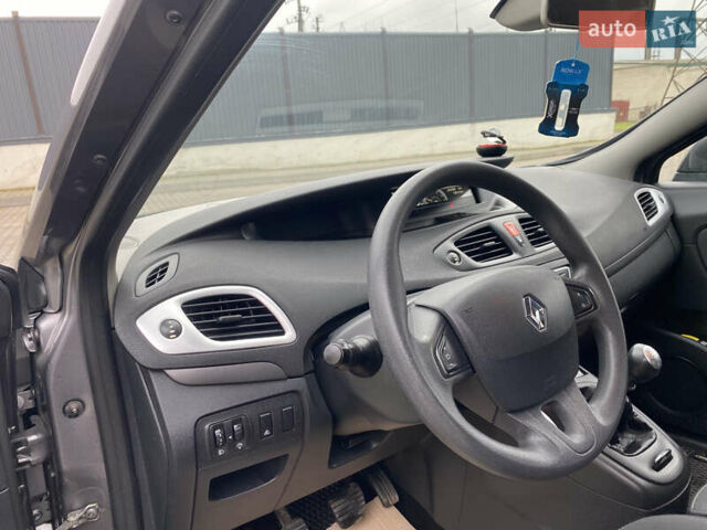 Серый Рено Гранд Сценик, объемом двигателя 1.46 л и пробегом 243 тыс. км за 6900 $, фото 19 на Automoto.ua