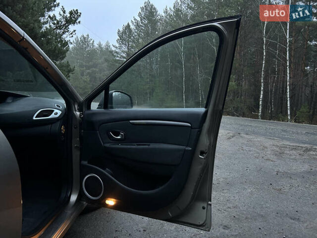 Серый Рено Гранд Сценик, объемом двигателя 1.6 л и пробегом 170 тыс. км за 6999 $, фото 27 на Automoto.ua