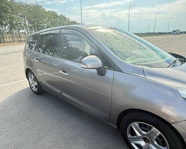 Серый Рено Гранд Сценик, объемом двигателя 1.4 л и пробегом 248 тыс. км за 9000 $, фото 7 на Automoto.ua