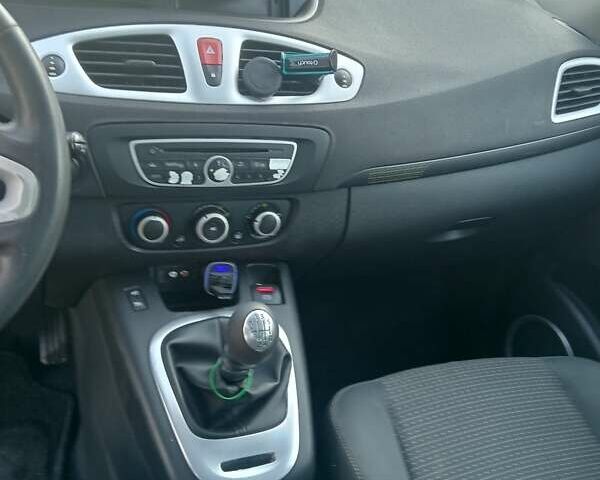 Серый Рено Гранд Сценик, объемом двигателя 1.9 л и пробегом 261 тыс. км за 6500 $, фото 14 на Automoto.ua