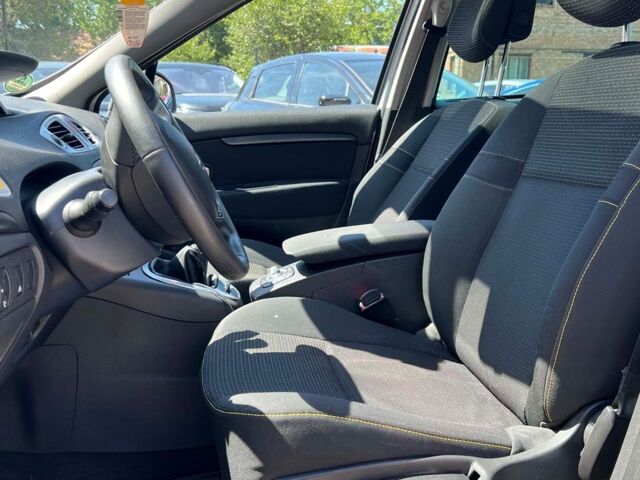 Серый Рено Гранд Сценик, объемом двигателя 1.9 л и пробегом 260 тыс. км за 7250 $, фото 10 на Automoto.ua