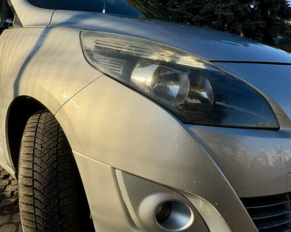 Сірий Рено Гранд Сценік, об'ємом двигуна 2 л та пробігом 216 тис. км за 6900 $, фото 3 на Automoto.ua