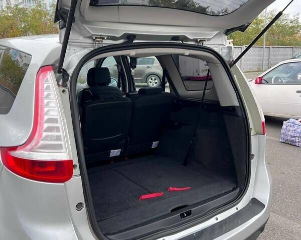 Сірий Рено Гранд Сценік, об'ємом двигуна 1.6 л та пробігом 245 тис. км за 6350 $, фото 12 на Automoto.ua