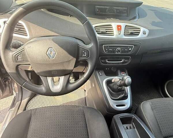 Серый Рено Гранд Сценик, объемом двигателя 1.4 л и пробегом 248 тыс. км за 9000 $, фото 22 на Automoto.ua