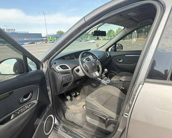 Серый Рено Гранд Сценик, объемом двигателя 1.4 л и пробегом 248 тыс. км за 9000 $, фото 4 на Automoto.ua