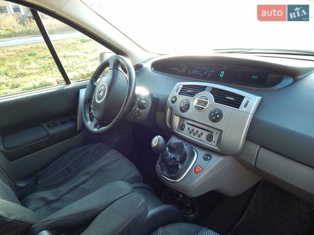 Серый Рено Гранд Сценик, объемом двигателя 2 л и пробегом 288 тыс. км за 5900 $, фото 25 на Automoto.ua