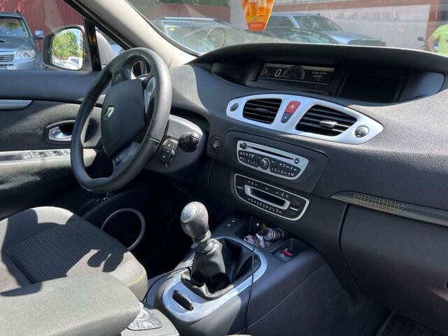 Серый Рено Гранд Сценик, объемом двигателя 1.9 л и пробегом 260 тыс. км за 7250 $, фото 19 на Automoto.ua