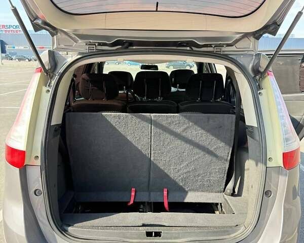 Серый Рено Гранд Сценик, объемом двигателя 1.4 л и пробегом 248 тыс. км за 9000 $, фото 12 на Automoto.ua