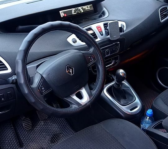 Серый Рено Гранд Сценик, объемом двигателя 1.5 л и пробегом 302 тыс. км за 6000 $, фото 5 на Automoto.ua