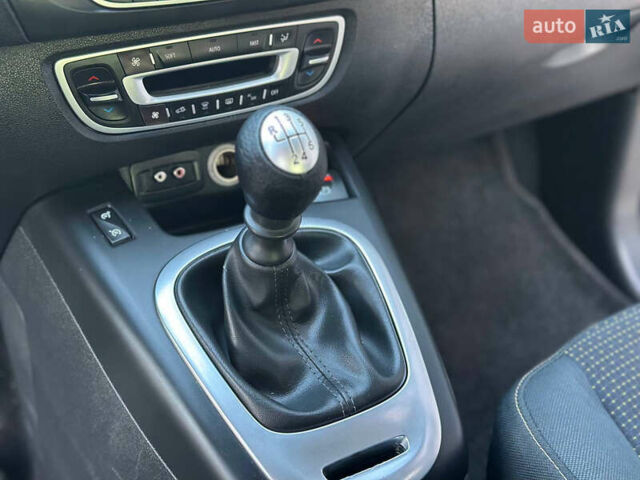 Серый Рено Гранд Сценик, объемом двигателя 1.4 л и пробегом 180 тыс. км за 5999 $, фото 16 на Automoto.ua