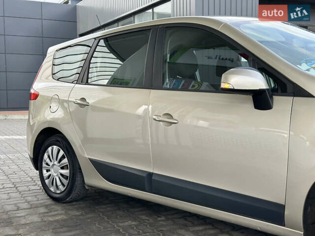 Серый Рено Гранд Сценик, объемом двигателя 1.5 л и пробегом 197 тыс. км за 6950 $, фото 7 на Automoto.ua