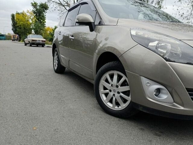 Сірий Рено Гранд Сценік, об'ємом двигуна 1.5 л та пробігом 348 тис. км за 7800 $, фото 5 на Automoto.ua