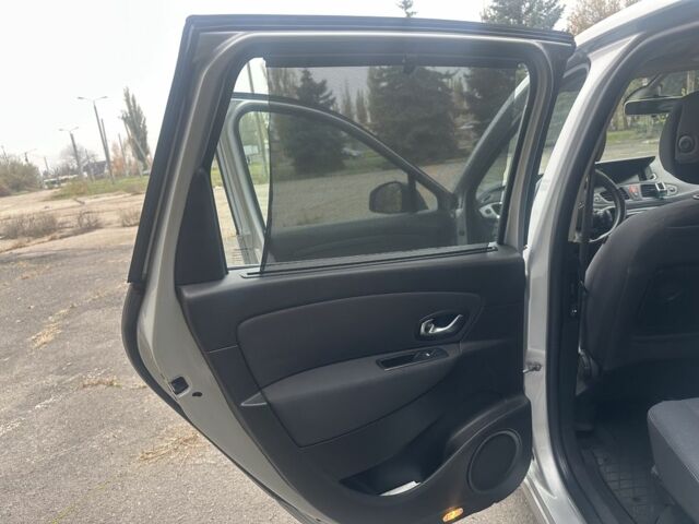 Серый Рено Гранд Сценик, объемом двигателя 1.5 л и пробегом 282 тыс. км за 7600 $, фото 10 на Automoto.ua