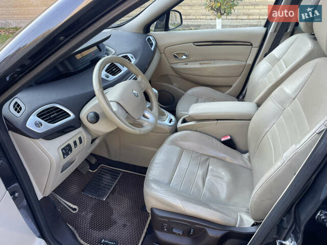 Серый Рено Гранд Сценик, объемом двигателя 1.5 л и пробегом 300 тыс. км за 5999 $, фото 57 на Automoto.ua