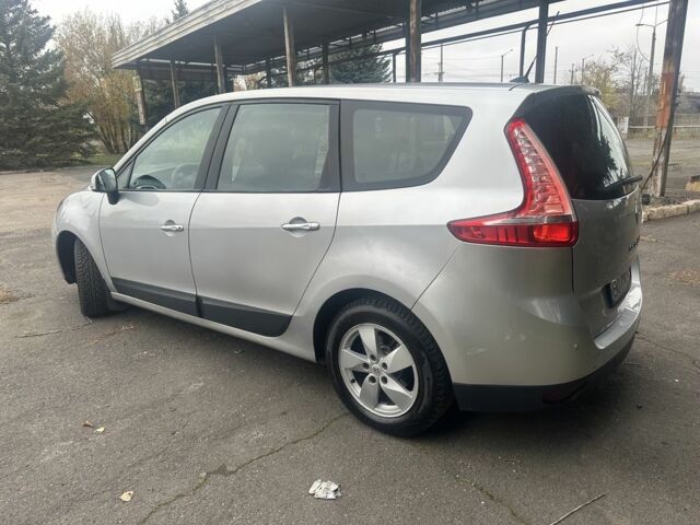 Серый Рено Гранд Сценик, объемом двигателя 1.5 л и пробегом 282 тыс. км за 7600 $, фото 3 на Automoto.ua