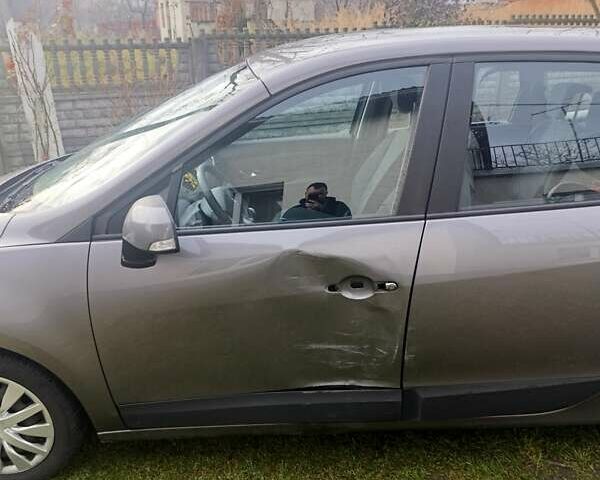 Серый Рено Гранд Сценик, объемом двигателя 1.9 л и пробегом 246 тыс. км за 6400 $, фото 17 на Automoto.ua