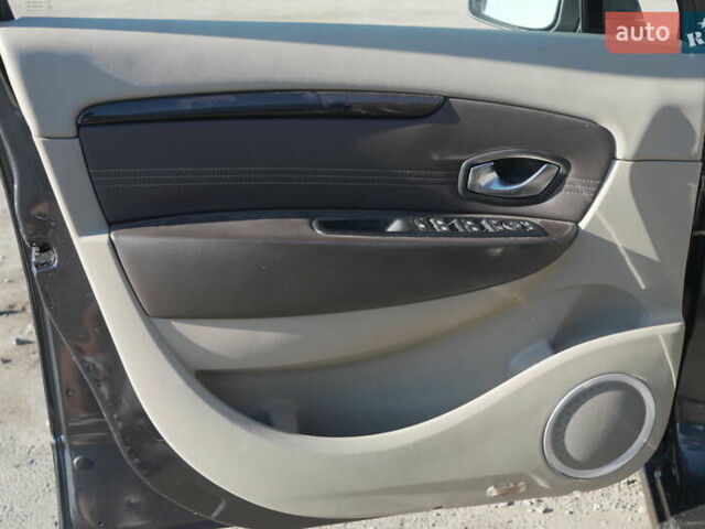 Серый Рено Гранд Сценик, объемом двигателя 1.87 л и пробегом 319 тыс. км за 7900 $, фото 32 на Automoto.ua