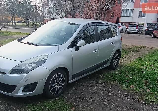 Серый Рено Гранд Сценик, объемом двигателя 1.46 л и пробегом 244 тыс. км за 7700 $, фото 9 на Automoto.ua