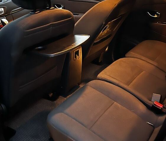 Серый Рено Гранд Сценик, объемом двигателя 1.5 л и пробегом 244 тыс. км за 7500 $, фото 9 на Automoto.ua