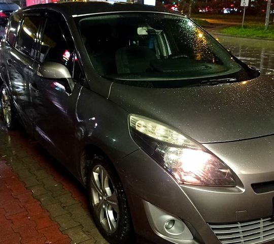 Серый Рено Гранд Сценик, объемом двигателя 1.5 л и пробегом 302 тыс. км за 6000 $, фото 3 на Automoto.ua