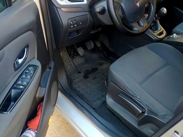 Сірий Рено Гранд Сценік, об'ємом двигуна 1.5 л та пробігом 216 тис. км за 7900 $, фото 12 на Automoto.ua