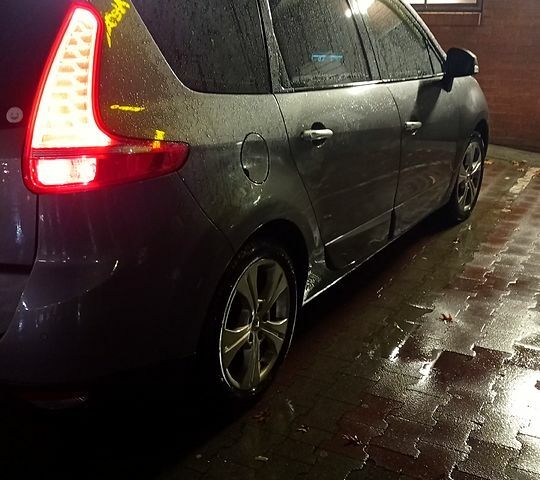 Серый Рено Гранд Сценик, объемом двигателя 1.5 л и пробегом 302 тыс. км за 6000 $, фото 1 на Automoto.ua