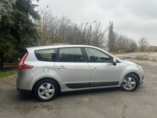 Серый Рено Гранд Сценик, объемом двигателя 1.5 л и пробегом 282 тыс. км за 7600 $, фото 6 на Automoto.ua