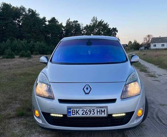 Серый Рено Гранд Сценик, объемом двигателя 1.5 л и пробегом 300 тыс. км за 7300 $, фото 19 на Automoto.ua