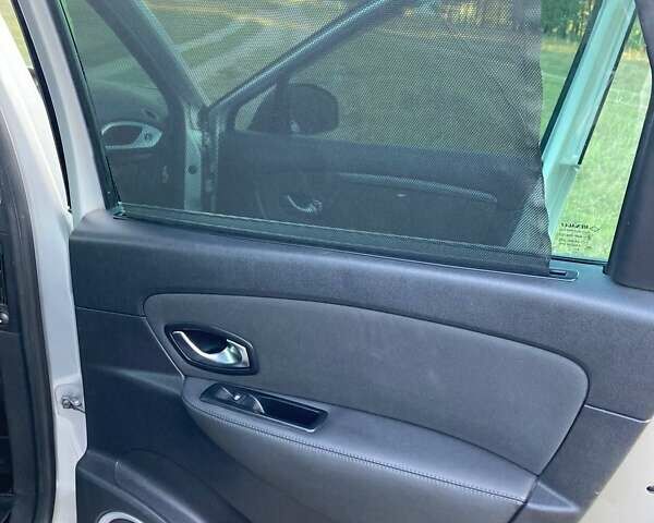 Серый Рено Гранд Сценик, объемом двигателя 1.5 л и пробегом 300 тыс. км за 7300 $, фото 13 на Automoto.ua