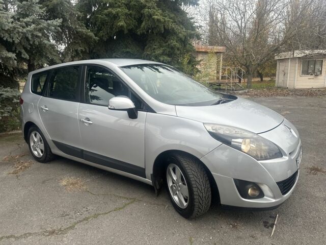 Серый Рено Гранд Сценик, объемом двигателя 1.5 л и пробегом 282 тыс. км за 7600 $, фото 5 на Automoto.ua