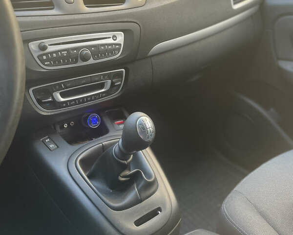 Рено Гранд Сценик 2010 в Харькове на Automoto.ua Серый Рено Гранд Сценик, объемом двигателя 1.5 л и пробегом 325 тыс. км за 7000 $, фото 8 на Automoto.ua