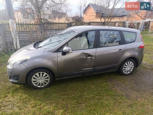 Серый Рено Гранд Сценик, объемом двигателя 1.9 л и пробегом 246 тыс. км за 6400 $, фото 18 на Automoto.ua