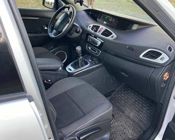 Серый Рено Гранд Сценик, объемом двигателя 1.5 л и пробегом 300 тыс. км за 7300 $, фото 14 на Automoto.ua