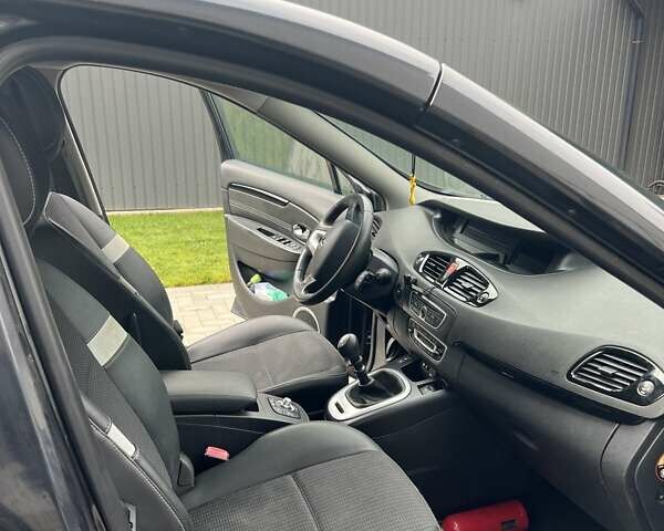 Сірий Рено Гранд Сценік, об'ємом двигуна 1.6 л та пробігом 242 тис. км за 8000 $, фото 13 на Automoto.ua