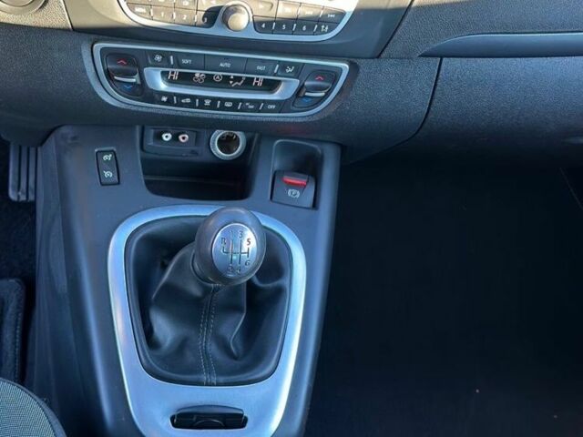 Серый Рено Гранд Сценик, объемом двигателя 1.5 л и пробегом 240 тыс. км за 7500 $, фото 11 на Automoto.ua