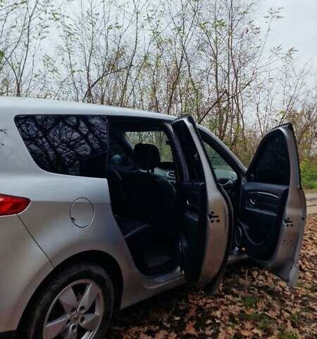 Серый Рено Гранд Сценик, объемом двигателя 1.6 л и пробегом 335 тыс. км за 7400 $, фото 32 на Automoto.ua