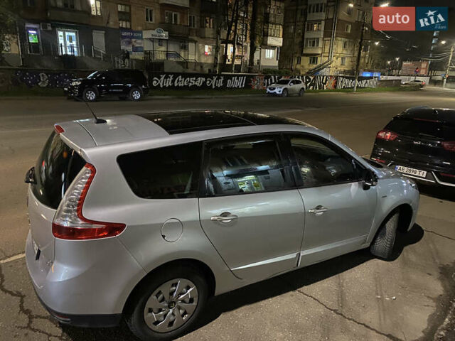 Сірий Рено Гранд Сценік, об'ємом двигуна 1.87 л та пробігом 220 тис. км за 8000 $, фото 16 на Automoto.ua