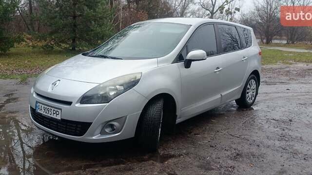 Серый Рено Гранд Сценик, объемом двигателя 1.5 л и пробегом 240 тыс. км за 7600 $, фото 3 на Automoto.ua