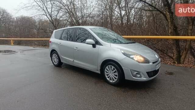 Серый Рено Гранд Сценик, объемом двигателя 1.5 л и пробегом 240 тыс. км за 7600 $, фото 5 на Automoto.ua