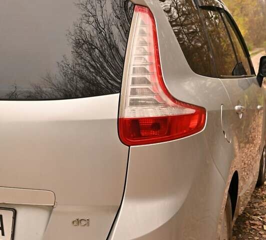 Серый Рено Гранд Сценик, объемом двигателя 1.6 л и пробегом 335 тыс. км за 7400 $, фото 4 на Automoto.ua