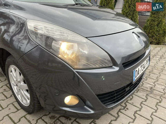 Серый Рено Гранд Сценик, объемом двигателя 1.6 л и пробегом 215 тыс. км за 6850 $, фото 6 на Automoto.ua