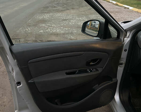 Серый Рено Гранд Сценик, объемом двигателя 1.46 л и пробегом 284 тыс. км за 5950 $, фото 18 на Automoto.ua