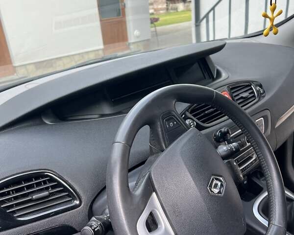 Сірий Рено Гранд Сценік, об'ємом двигуна 1.6 л та пробігом 242 тис. км за 8000 $, фото 17 на Automoto.ua