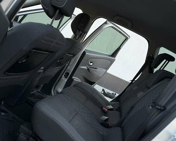 Серый Рено Гранд Сценик, объемом двигателя 1.6 л и пробегом 305 тыс. км за 6900 $, фото 20 на Automoto.ua