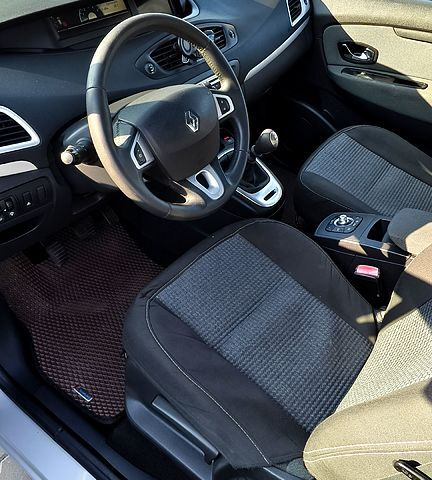 Серый Рено Гранд Сценик, объемом двигателя 1.5 л и пробегом 300 тыс. км за 7000 $, фото 5 на Automoto.ua