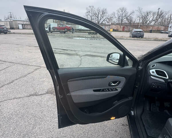 Сірий Рено Гранд Сценік, об'ємом двигуна 1.6 л та пробігом 219 тис. км за 9000 $, фото 28 на Automoto.ua