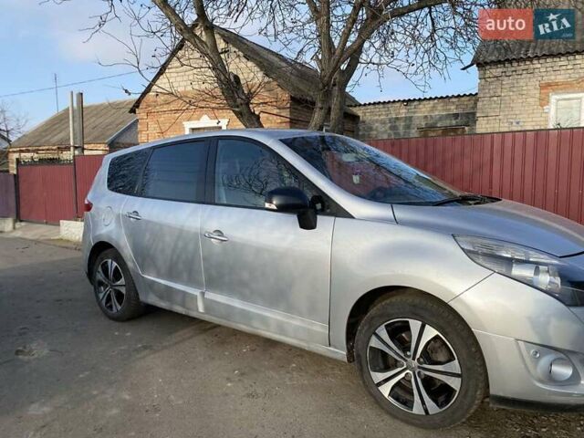 Серый Рено Гранд Сценик, объемом двигателя 1.5 л и пробегом 268 тыс. км за 8000 $, фото 3 на Automoto.ua