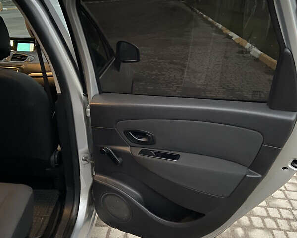 Серый Рено Гранд Сценик, объемом двигателя 1.46 л и пробегом 284 тыс. км за 5950 $, фото 11 на Automoto.ua