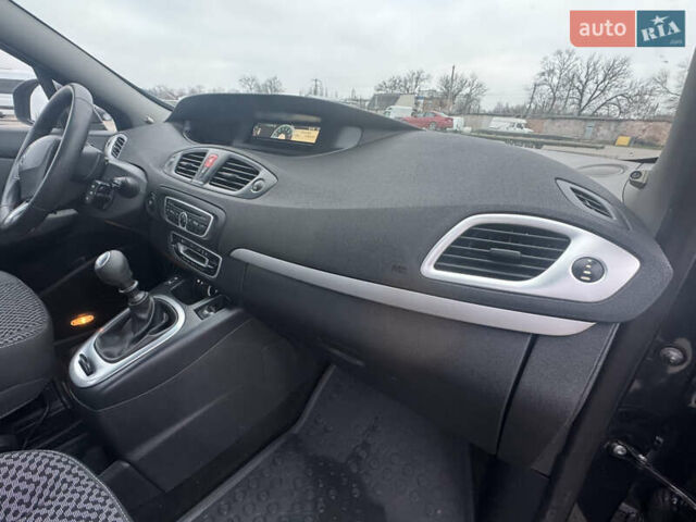 Сірий Рено Гранд Сценік, об'ємом двигуна 1.6 л та пробігом 219 тис. км за 9000 $, фото 35 на Automoto.ua