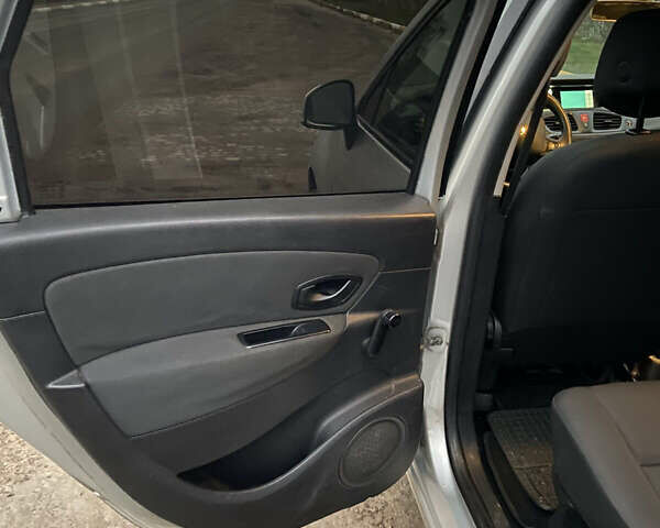 Серый Рено Гранд Сценик, объемом двигателя 1.46 л и пробегом 284 тыс. км за 5950 $, фото 15 на Automoto.ua